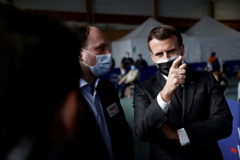 © Reuters. CORONAVIRUS: ACCÉLÉRATION DE LA VACCINATION À PARTIR DE SAMEDI, ANNONCE MACRON