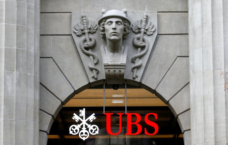 © Reuters. FILE PHOTO: The logo of Swiss bank UBS is seen in Zurich