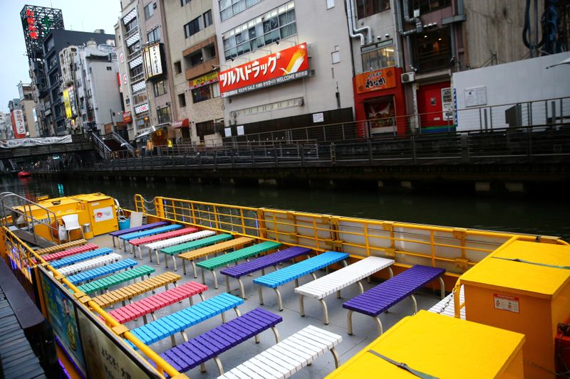 &copy; Reuters. Navio em porto quase vazio em Osaka, Japão