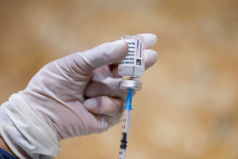 &copy; Reuters. Un operatore sanitario prepara una dose del vaccino AstraZeneca a Seixal