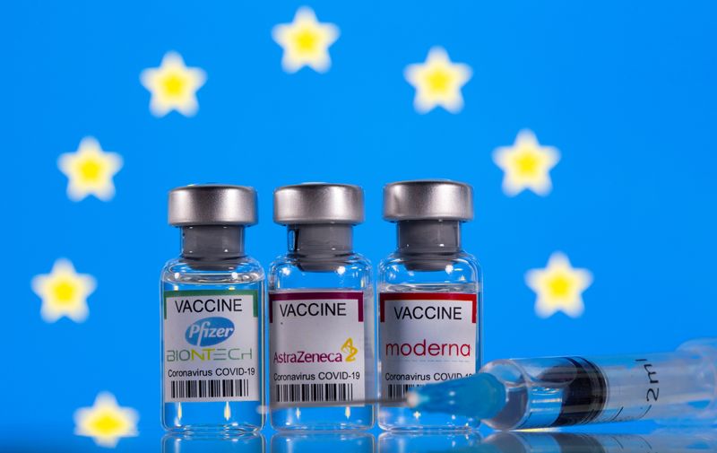 &copy; Reuters. Ilustración de viales con las etiquetas de las vacunas contra la enfermedad del coronavirus (COVID-19) de Pfizer-BioNTech, AstraZeneca y Moderna delante de una bandera de la Unión Europea
