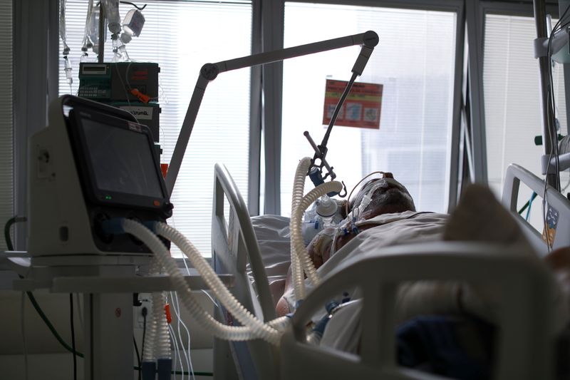 &copy; Reuters. Paciente com Covid-19 intubado na UTI do Hospital São Paulo, em São Paulo