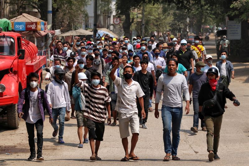 © Reuters. جيش ميانمار يتهم المحتجين بالعنف ودول غربية تفرض عقوبات