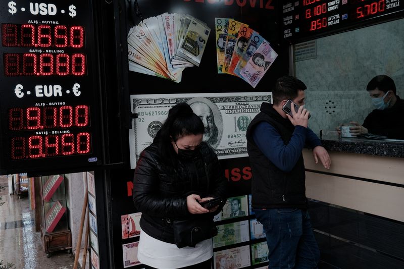 &copy; Reuters. People wait to change money at a currency exchange office in Istanbul