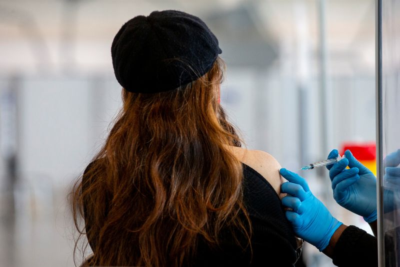 © Reuters. FILE PHOTO: COVID-19 vaccination campaign, in Brampton, Ontario