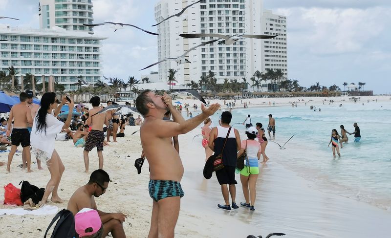 &copy; Reuters. FILE PHOTO: Tourists enjoy a public beach in Cancun
