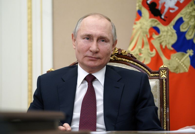 © Reuters. Russian President Vladimir Putin takes part in a video conference in Moscow
