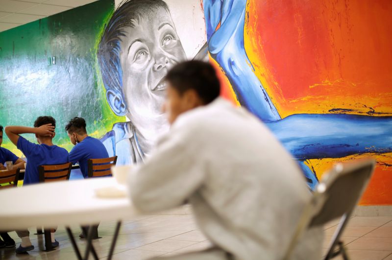 © Reuters. Migrant children from Central America and Mexico eat at the Noemi Alvarez Quillay immigrant shelter for unaccompanied minors, run by the Mexican government, in Ciudad Juarez