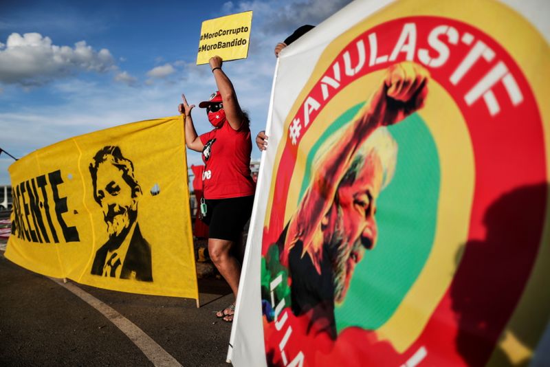 © Reuters. Supporters of Brazil's former President Luiz Inacio Lula da Silva take part in a protest in front of the Supreme Court in Brasilia