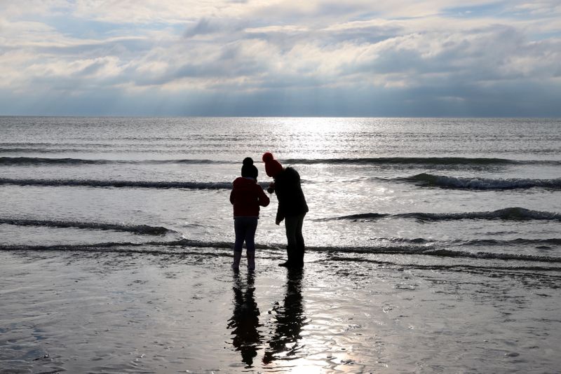 &copy; Reuters. 英、子どもへのコロナワクチン接種を8月にも開始へ＝英紙