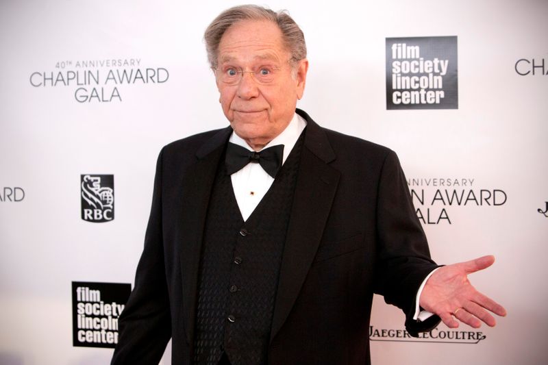 © Reuters. FILE PHOTO: Actor George Segal attends the 40th Anniversary Chaplin Award Gala at Avery Fisher Hall at Lincoln Center for the Performing Arts in New York