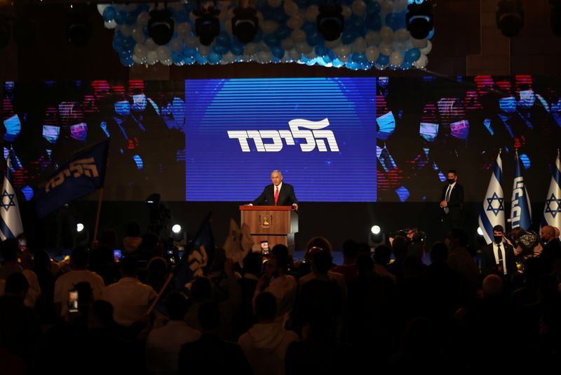 © Reuters. Israeli Prime Minister Benjamin Netanyahu delivers a speech to supporters following the announcement of exit polls in Israel's general election at his Likud party headquarters in Jerusalem