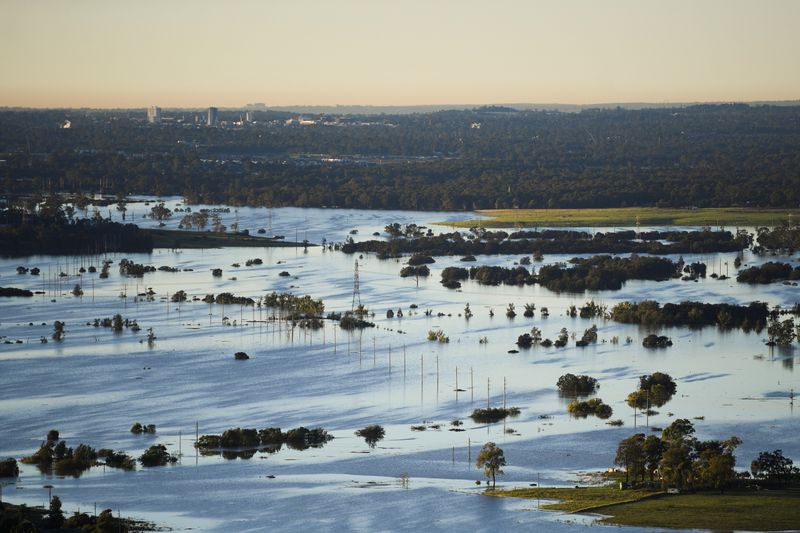 © Reuters. Flood affected areas are seen from a helicopter in the Windsor and Pitt Town areas along the Hawkesbury River near Sydney