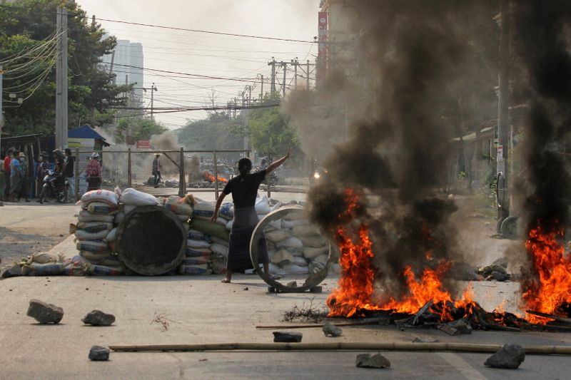 &copy; Reuters. FILE PHOTO: Demonstrators gather behind barricades during a protest against the military coup in Mandalay