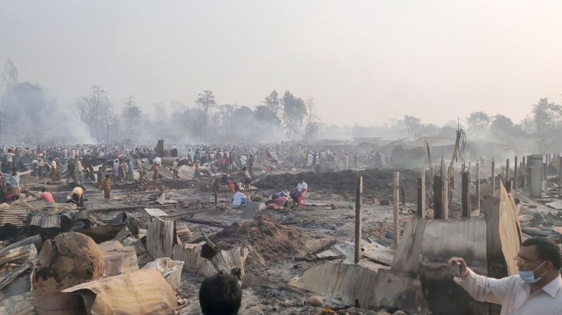 &copy; Reuters. FILE PHOTO: Aftermath of a fire at Rohingya Balukhali refugee camp in Cox&apos;s Bazar