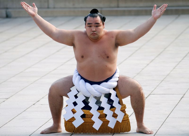 &copy; Reuters. Mongolian-born grand sumo champion Yokozuna Kakuryu performs the New Year&apos;s ring-entering rite at the annual celebration for the New Year at Meiji Shrine in Tokyo