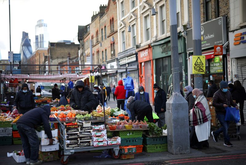&copy; Reuters. FILE PHOTO: People shop at a market stalls, amid the coronavirus disease (COVID-19) outbreak, in east London