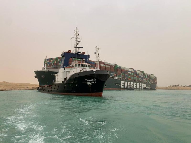 © Reuters. استمرار جهود تعويم سفينة حاويات عملاقة جنحت في قناة السويس
