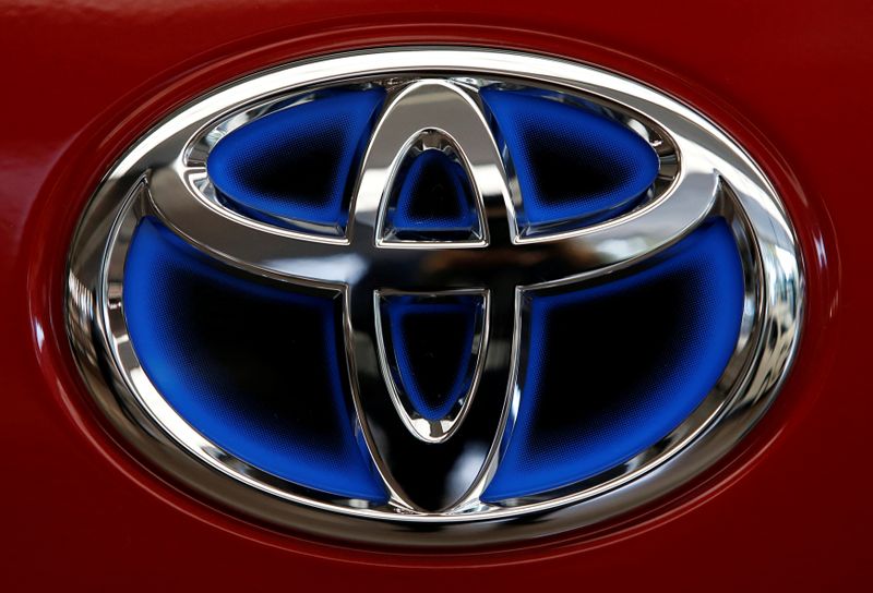 &copy; Reuters. FOTO DE ARCHIVO: El logotipo de Toyota en un coche en Tokio
