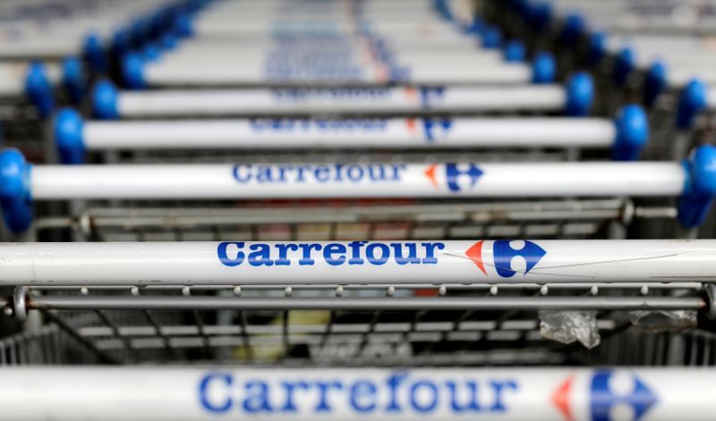&copy; Reuters. FOTO DE ARCHIVO: El logotipo del minorista francés Carrefour en carros de la compra en Sao Paulo, Brasil