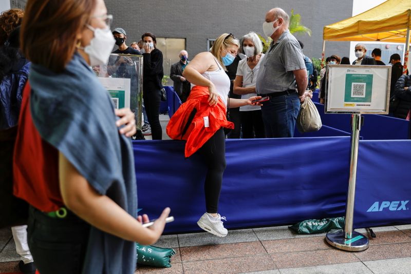 &copy; Reuters. Una mujer sale de un centro de vacunación en Hong Kong, China