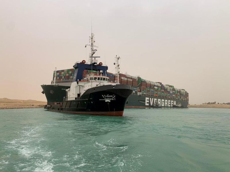 © Reuters. Container ship runs aground in Suez Canal, blocks traffic