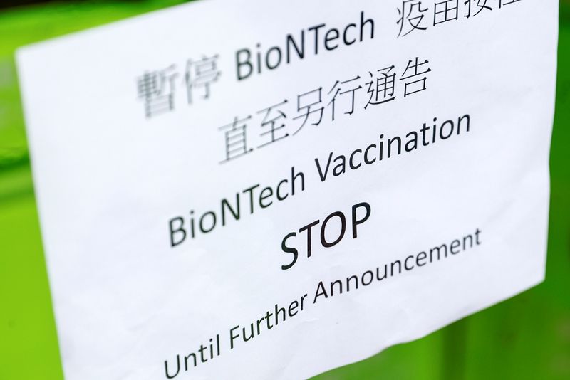 &copy; Reuters. Un segnale fuori da un centro di vaccinazione a Hong Kong, che annuncia la sospensione dell&apos;uso del vaccino Pfizer/BioNTech