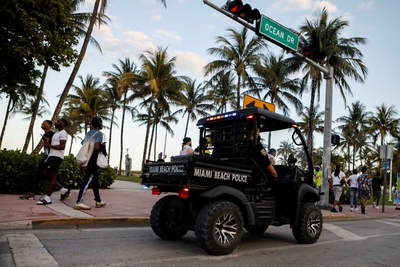 &copy; Reuters. People enjoy spring break festivities in Miami Beach