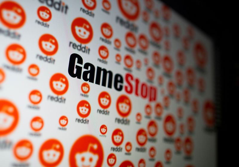 © Reuters. FILE PHOTO: GameStop and Reddit logos are seen displayed in this illustration