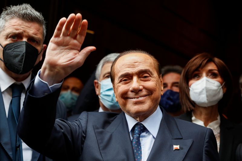 &copy; Reuters. Berlusconi saluta i giornalisti in Piazza Montecitorio