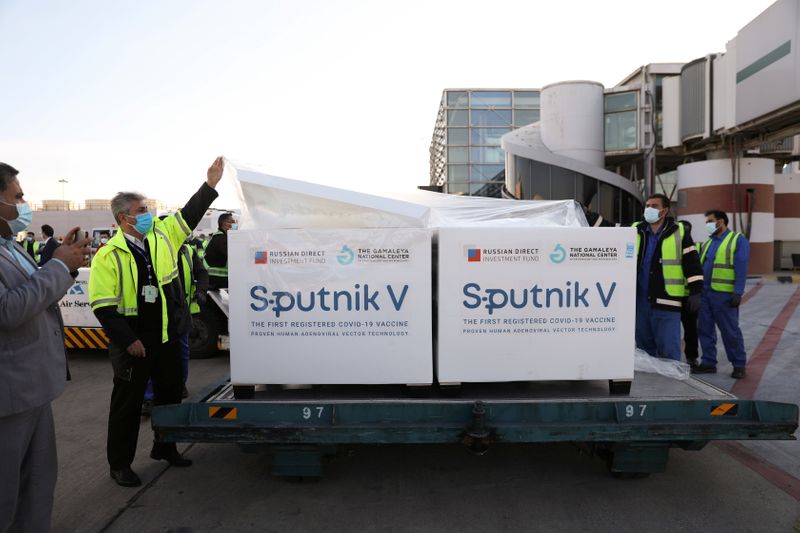 &copy; Reuters. Una spedizione di vaccini russi Sputnik V all&apos;aeroporto di Teheran