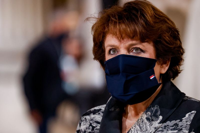 © Reuters. CORONAVIRUS: ROSELYNE BACHELOT À L'HÔPITAL, ELISABETH BORNE EN SORT