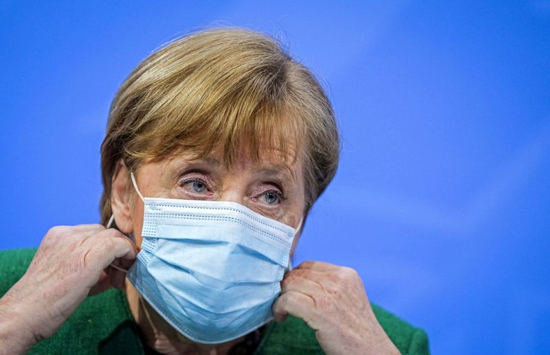 &copy; Reuters. Foto de archivo. La canciller alemana, Angela Merkel, sostiene su máscara en una conferencia de prensa después de una reunión con líderes estatales para discutir las opciones más allá del fin del bloqueo de la pandemia, durante la epidemia de corona