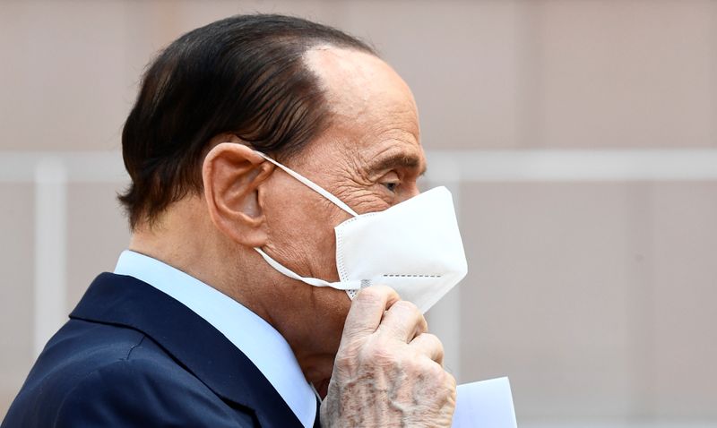 &copy; Reuters. El ex primer ministro italiano Silvio Berlusconi se ajusta su mascarilla al salir del hospital San Raffaele de Milán, donde estaba siendo tratado tras dar positivo en la enfermedad del coronavirus (COVID-19) y ser diagnosticado con una neumonía leve, en