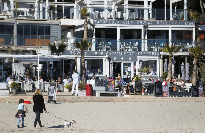 &copy; Reuters. Turistas en los bares de las terrazas de la playa de Paguera en Calviá, en la isla de Mallorca