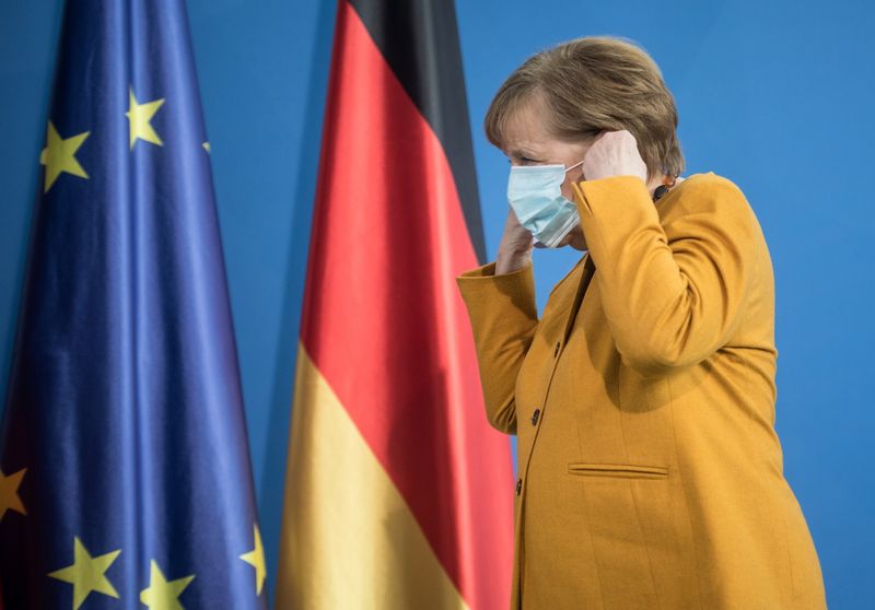 &copy; Reuters. La canciller alemana, Angela Merkel, después de hacer una declaración tras las conversaciones por videoconferencia con los primeros ministros de los estados alemanes, en la Cancillería en Berlín