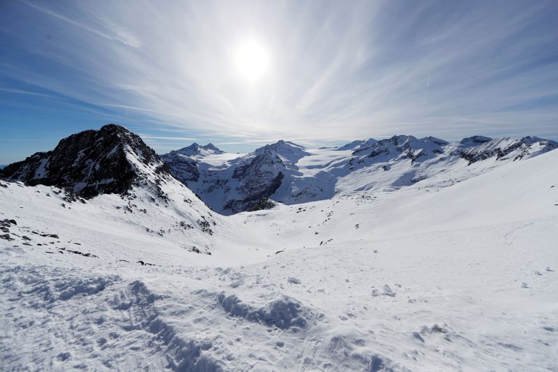 &copy; Reuters. FILE PHOTO: Mountains are seen from the Presena Glacier in Italy