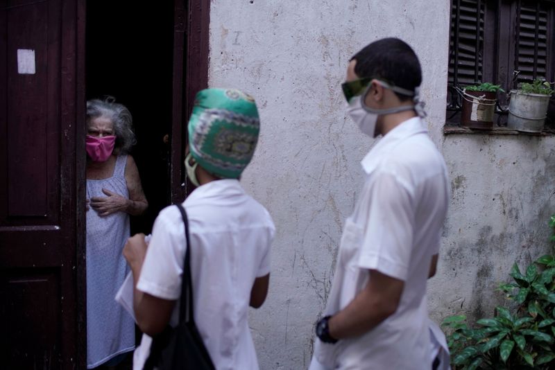 &copy; Reuters. Checagem de sintomas da Covid-19 em Havana