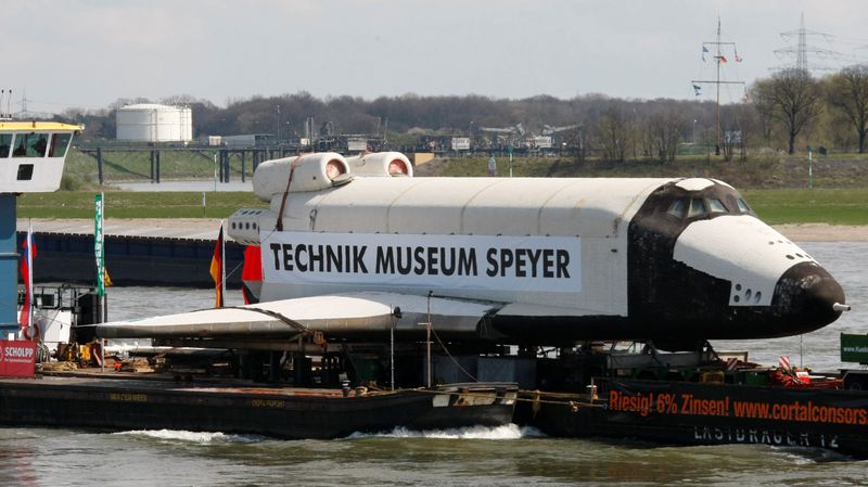 &copy; Reuters. FILE PHOTO: Russian orbiter Buran is moved by barge across the Rhine in Germany