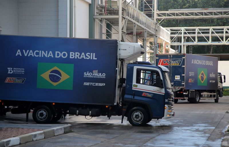 © Reuters. Caminhões com doses da vacina contra Covid-19 CoronaVac deixam sede do Instituto Butantan, em São Paulo