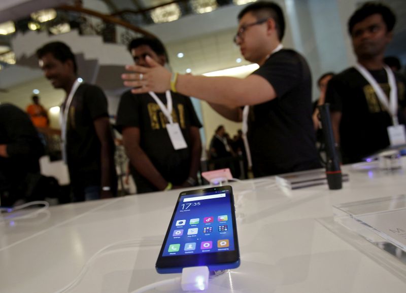 © Reuters. FILE PHOTO: A Xiaomi's Mi 4i phone is kept on display at the venue during its launch in New Delhi