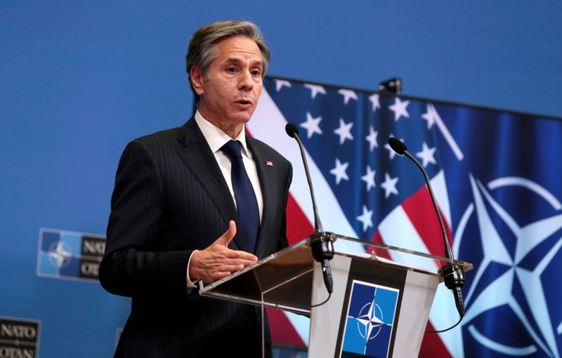 © Reuters. El secretario de Estado de Estados Unidos, Antony Blinken, habla durante una conferencia de prensa después de reunirse con los ministros de Relaciones Exteriores de la OTAN en el cuartel general de la OTAN en Bruselas
