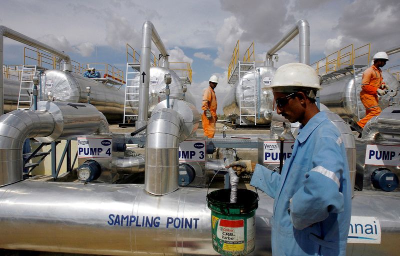 &copy; Reuters. FILE PHOTO: Cairn India employees work at a storage facility for crude oil at Mangala oil field at Barmer in the desert Indian state of Rajasthan