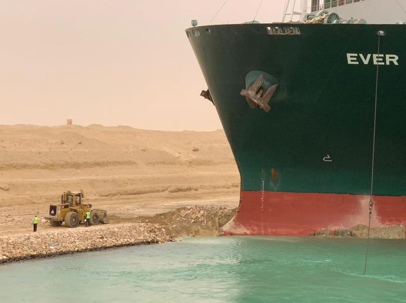&copy; Reuters. شركة: سفينة الحاويات الجانحة بقناة السويس لا تزال عالقة