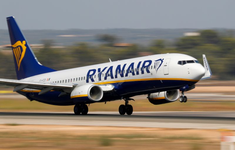 &copy; Reuters. FILE PHOTO: A Ryanair Boeing 737 airplane takes off from the airport in Palma de Mallorca