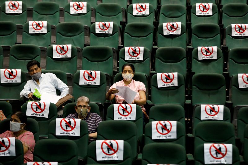 &copy; Reuters. FILE PHOTO: COVID-19 vaccination in Ahmedabad