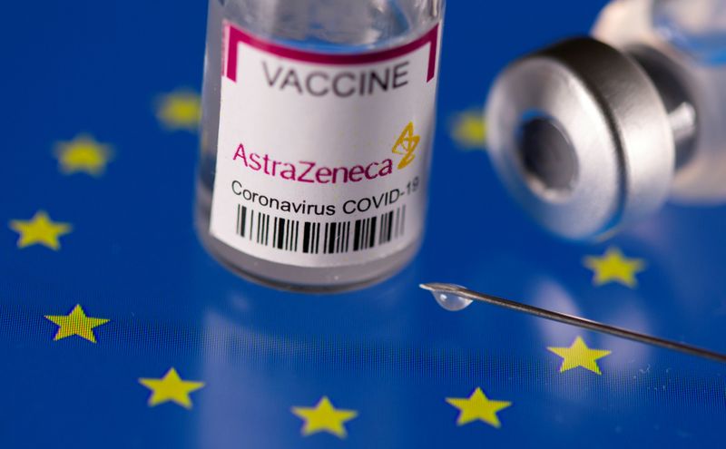 &copy; Reuters. Una fiala etichettata &quot;AstraZeneca coronavirus disease (COVID-19) vaccine&quot; sulla bandiera della Ue