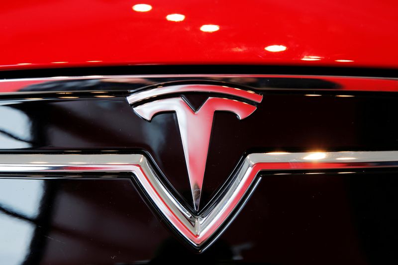 © Reuters. FILE PHOTO: A Tesla logo on a Model S is photographed inside of a Tesla dealership in New York