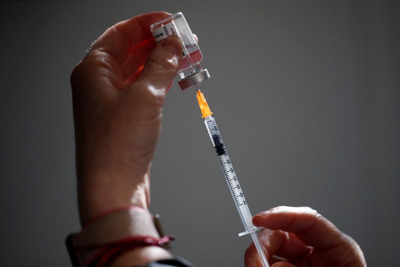 &copy; Reuters. FILE PHOTO: France resumes the use of the AstraZeneca COVID-19 vaccine