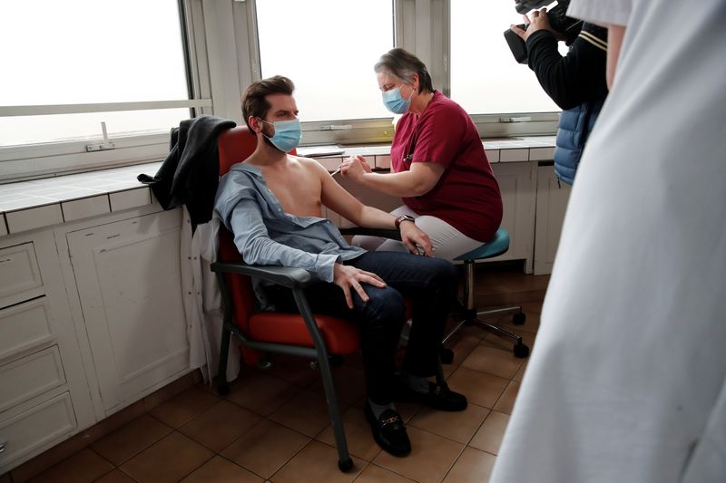 © Reuters. FILE PHOTO: COVID-19 vaccinations at the Foch hospital in Suresnes, near Paris
